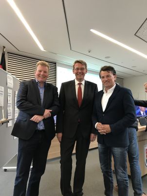 Von der Kreistagsfraktion Warendorf gratulieren im Kreishaus Meppen im Emsland ganz herzlich Fraktionsgeschftsfhrer Rolf Mllmann und Fraktionsvorsitzender Guido Gutsche.