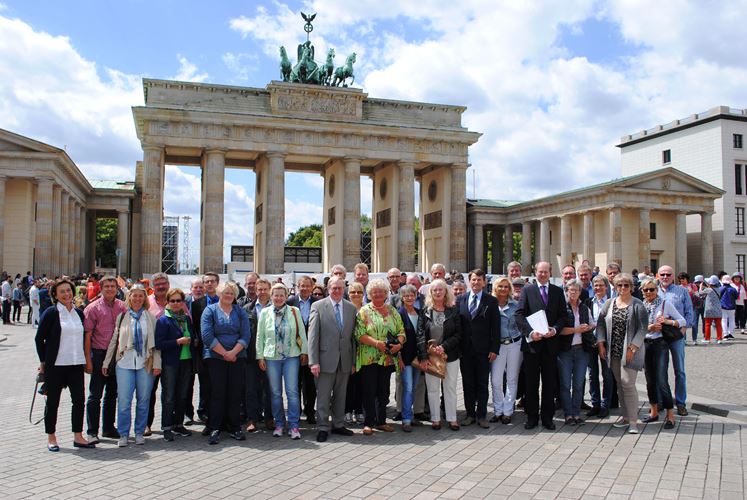 Reinhold Sendker mit der CDU-Kreistagsfraktion vor dem Brandenburger Tor